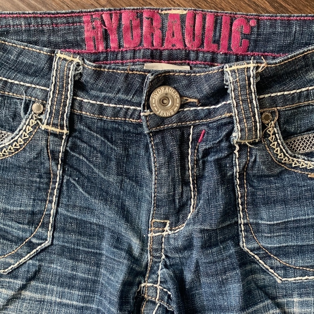 Hydraulic medium wash distressed and embroidered jean shorts size 3/4 - Picture 3 of 6